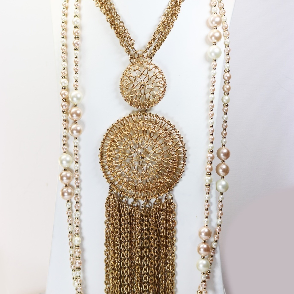 🔱 Gorgeous Vintage 1970s Gold Plated Tassel Chain Round Medallion Necklace 🔱 - Picture 15 of 16
